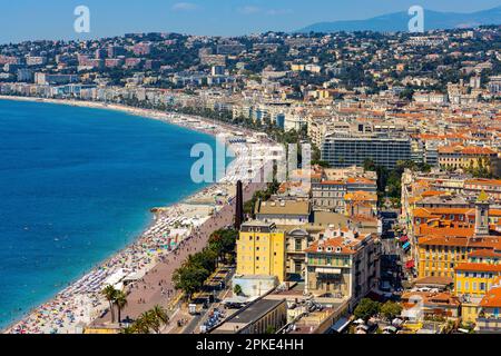 Nizza, Frankreich - 3. August 2022: Schönes Panorama mit Altstadt Vieille Ville, Promenade des Anglais Boulevard und Strand an der französischen Riviera von medi Stockfoto