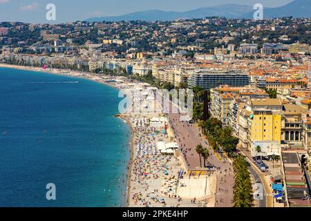 Nizza, Frankreich - 3. August 2022: Schönes Panorama mit Altstadt Vieille Ville, Promenade des Anglais Boulevard und Strand an der französischen Riviera von medi Stockfoto