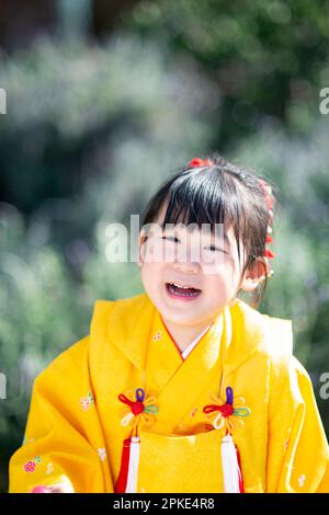 Ein lächelndes Mädchen im Kimono von Shichi-Go-Three Stockfoto