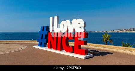 Nizza, Frankreich - 5. August 2022: „I love Nice“-Schild an der Quai Rauba Capeu Küstenpromenade unterhalb des Colline du Chateau Castle Hill an der französischen Riviera von Medit Stockfoto