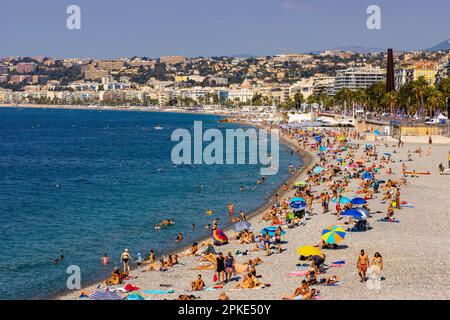 Nizza, Frankreich - 5. August 2022: Schöne Küste und Strandpanorama mit Prom des Anglais Boulevard, Le Carre d'Or und Les Baumettes District auf Mediterranea Stockfoto