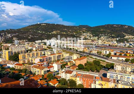 Nizza, Frankreich - 7. August 2022: Berg Gros und Alpen Hügel mit astronomischem Observatorium über dem Paillon Flusstal, Blick vom Cimiez Bezirk Nizza Stockfoto