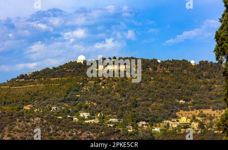 Nizza, Frankreich - 7. August 2022: Berg Gros und Alpen Hügel mit astronomischem Observatorium über dem Paillon Flusstal, Blick vom Cimiez Bezirk Nizza Stockfoto