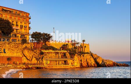 Nizza, Frankreich - 29. Juli 2022: Colline du Chateau Castle Hill, Vieille Ville Castel Beach und Tour Bellanda Tower in Nizza an der französischen Riviera Stockfoto