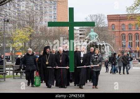 Berlin, Deutschland. 07. April 2023. Teilnehmer der ökumenischen Karfreitagsprozession bewegen sich durch das Stadtzentrum vor dem Neptunbrunnen von St. Marienkirche zum Bebelplatz. Kredit: Paul Zinken/dpa/Alamy Live News Stockfoto