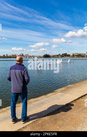 Poole, Dorset, UK. 7. April 2023 Wetter in Großbritannien: Fans von funkgesteuerten Booten fahren an einem schönen, warmen Osterfreitag in der 1-Meter-Klasse um den Poole Park See. Kredit: Carolyn Jenkins/Alamy Live News Stockfoto