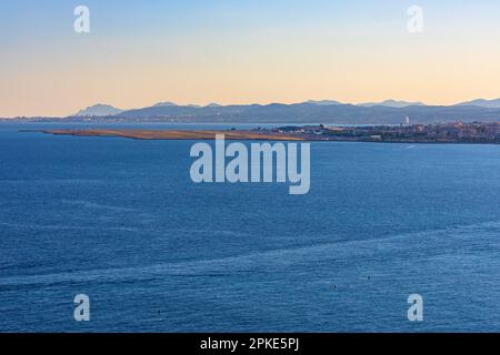 Nizza, Frankreich - 30. Juli 2022: Schöne Küstenlandschaft mit Flughafen Cote d'Azur an der französischen Riviera des Mittelmeers Stockfoto