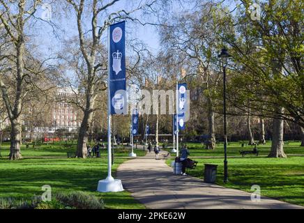 London, Großbritannien. 07. April 2023. Vor der Krönung, die am 6. Mai 2023 stattfinden wird, wurden auf dem Russell Square Banner für die Krönung von König Karl III installiert, während die Vorbereitungen um London herum beginnen. Kredit: SOPA Images Limited/Alamy Live News Stockfoto