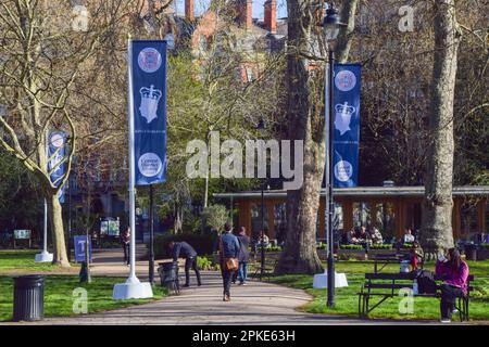 London, Großbritannien. 07. April 2023. Vor der Krönung, die am 6. Mai 2023 stattfinden wird, wurden auf dem Russell Square Banner für die Krönung von König Karl III installiert, während die Vorbereitungen um London herum beginnen. Kredit: SOPA Images Limited/Alamy Live News Stockfoto