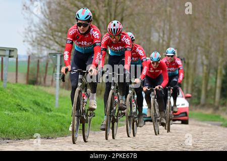 Roubaix, Frankreich. 07. April 2023. Lotto-Dstny-Fahrer, die während der Aufklärung der Rennstrecke vor dem diesjährigen Radrennen Paris-Roubaix am Freitag, den 07. April 2023, um Roubaix, Frankreich, fotografiert wurden. Die Radrennen Paris-Roubaix finden an diesem Wochenende statt, wobei die Frauen am Samstag und die Männer am Sonntag reiten. BELGA PHOTO DIRK WAEM Credit: Belga News Agency/Alamy Live News Stockfoto