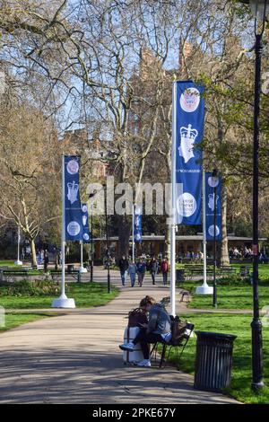 London, Großbritannien. 07. April 2023. Vor der Krönung, die am 6. Mai 2023 stattfinden wird, wurden auf dem Russell Square Banner für die Krönung von König Karl III installiert, während die Vorbereitungen um London herum beginnen. (Foto: Vuk Valcic/SOPA Images/Sipa USA) Guthaben: SIPA USA/Alamy Live News Stockfoto