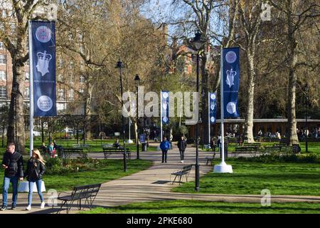 London, Großbritannien. 07. April 2023. Vor der Krönung, die am 6. Mai 2023 stattfinden wird, wurden auf dem Russell Square Banner für die Krönung von König Karl III installiert, während die Vorbereitungen um London herum beginnen. (Foto: Vuk Valcic/SOPA Images/Sipa USA) Guthaben: SIPA USA/Alamy Live News Stockfoto