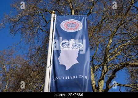 London, Großbritannien. 07. April 2023. Vor der Krönung, die am 6. Mai 2023 stattfinden wird, wurden auf dem Russell Square Banner für die Krönung von König Karl III installiert, während die Vorbereitungen um London herum beginnen. (Foto: Vuk Valcic/SOPA Images/Sipa USA) Guthaben: SIPA USA/Alamy Live News Stockfoto