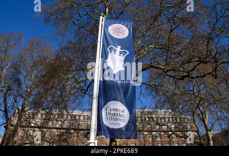 London, Großbritannien. 07. April 2023. Vor der Krönung, die am 6. Mai 2023 stattfinden wird, wurden auf dem Russell Square Banner für die Krönung von König Karl III installiert, während die Vorbereitungen um London herum beginnen. (Foto: Vuk Valcic/SOPA Images/Sipa USA) Guthaben: SIPA USA/Alamy Live News Stockfoto