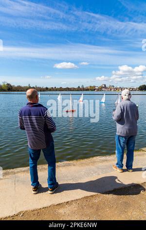 Poole, Dorset, UK. 7. April 2023 Wetter in Großbritannien: Fans von funkgesteuerten Booten fahren an einem schönen, warmen Osterfreitag in der 1-Meter-Klasse um den Poole Park See. Kredit: Carolyn Jenkins/Alamy Live News Stockfoto