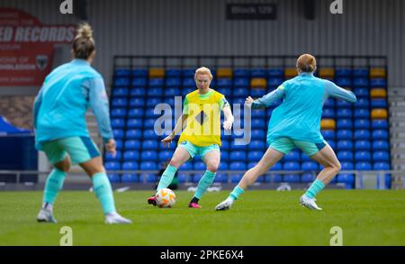 London, Großbritannien. 07. April 2023. London, England, April 7. 2023: Spieler Australiens wärmen sich vor dem International Friendly Football Match zwischen Australien und Schottland im Cherry Red Records Stadium in London auf. (James Whitehead/SPP) Kredit: SPP Sport Press Photo. Alamy Live News Stockfoto