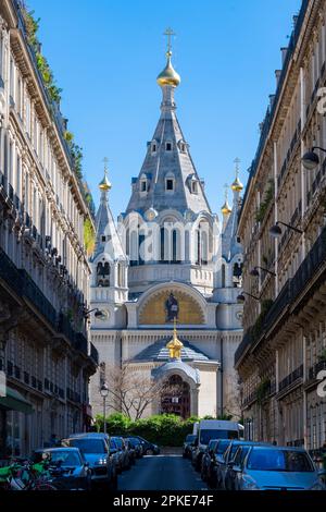 Außenansicht der russisch-orthodoxen Kathedrale Saint-Alexandre-Nevsky, die 1861 im 8. Arrondissement von Paris, Frankreich, erbaut wurde Stockfoto
