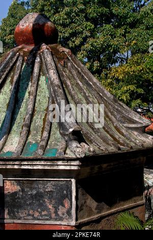 Verwittertes traditionelles geschwungenes Dach eines kleinen Pavillons inmitten von Gebäuden auf dem Gelände des A-Ma Tempels am Eingang zum inneren Hafen in Macau, China. Der Tempel stammt aus dem Jahr 1488 n. Chr. und wurde dort erbaut, wo A-Ma oder Tin Hau, die taoistische Muttergöttin und Beschützerin der Seeleute, nach einem Sturm sicher in einem Fischerboot landeten, bevor sie vom Gipfel des nahe gelegenen Barra Hill in den Himmel stieg. Stockfoto