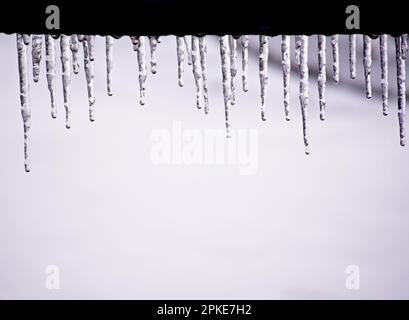 Eiszapfen hängen nach eiskaltem Regen Stockfoto