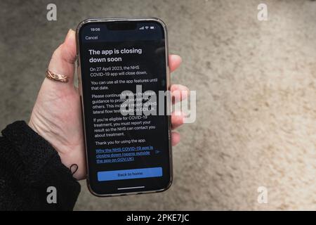 Benachrichtigung auf einem iPhone 13 über die Schließung der NHS Covid-19-App am 27. April 2023 Stockfoto