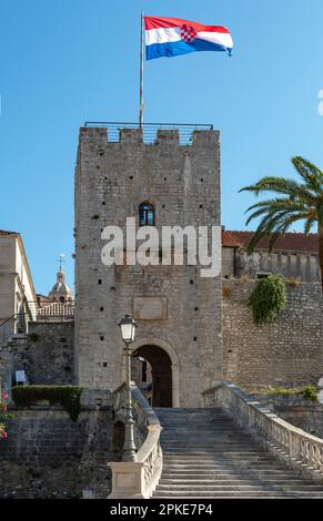 Treppen, die zum Haupttor und Turm der Stadt am Eingang zu Korcula auf der Insel Korcula in Kroatien führen Stockfoto