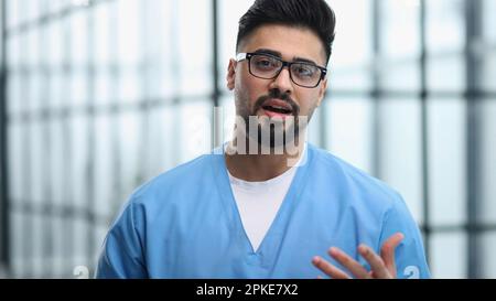 Junger Mann mit Stethoskop Sprech-, Beratungs- und Therapiekonzept Stockfoto