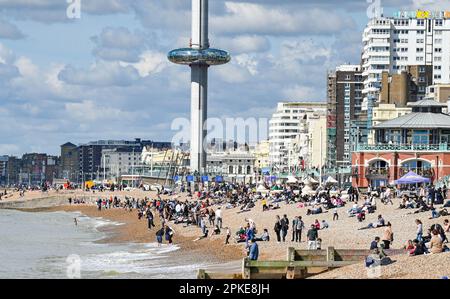 Brighton UK 7. April 2023 - Menschenmassen genießen die Sonne am Karfreitag-Feiertag am Brighton Beach, da das gute Wetter voraussichtlich über das Osterwochenende andauern wird : Credit Simon Dack / Alamy Live News Stockfoto