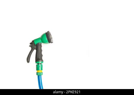 Gießpistole aus grünem und schwarzem Kunststoff auf weißem Hintergrund mit Kopierbereich Stockfoto