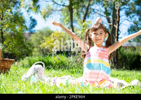 Lächelndes Mädchen mit Ostereiern auf dem Kopf Stockfoto