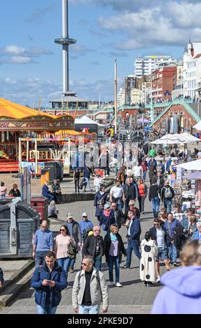 Brighton UK 7. April 2023 - Menschenmassen genießen die Sonne am Karfreitag an der Küste von Brighton, da das gute Wetter voraussichtlich über das Osterwochenende andauern wird : Credit Simon Dack / Alamy Live News Stockfoto