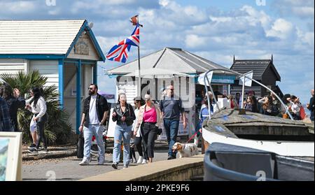 Brighton UK 7. April 2023 - Menschenmassen genießen die Sonne am Karfreitag an der Küste von Brighton, da das gute Wetter voraussichtlich über das Osterwochenende andauern wird : Credit Simon Dack / Alamy Live News Stockfoto