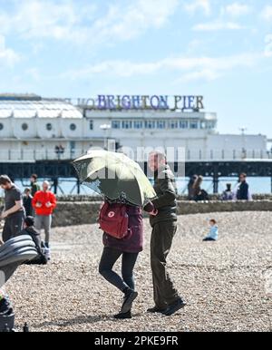 Brighton UK 7. April 2023 - Menschenmassen genießen die Sonne am Karfreitag an der Küste von Brighton, da das gute Wetter voraussichtlich über das Osterwochenende andauern wird : Credit Simon Dack / Alamy Live News Stockfoto