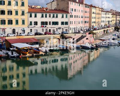 Der Fosso reale di Livorno ist ein Graben, der ursprünglich dem Umkreis der befestigten Stadt vom Meer aus gefolgt ist. Stockfoto