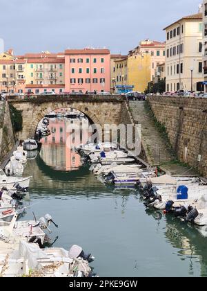 Der Fosso reale di Livorno ist ein Graben, der ursprünglich dem Umkreis der befestigten Stadt vom Meer aus gefolgt ist. Stockfoto