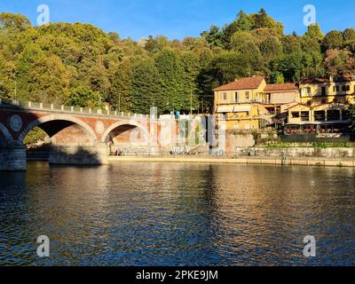 Der Fluss Po in Turin durch das historische Zentrum der Stadt und Sie können die Mole Antonelliana, das Schloss Valentino, die Isabella-Brücke sehen. Stockfoto
