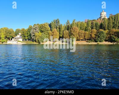 Der Fluss Po in Turin, fotografiert von den Murazzi. Auf dem Fluss mit dem ruhigen und blauen Wasser erhebt sich der Monte dei Capuccini auf dem Turiner Hügel. Stockfoto