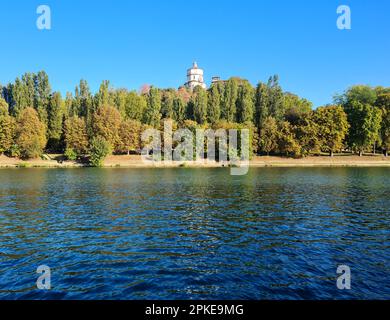 Der Fluss Po in Turin, fotografiert von den Murazzi. Auf dem Fluss mit dem ruhigen und blauen Wasser erhebt sich der Monte dei Capuccini auf dem Turiner Hügel. Stockfoto