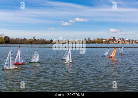 Poole, Dorset, UK. 7. April 2023 Wetter in Großbritannien: Fans von funkgesteuerten Booten fahren an einem schönen, warmen Osterfreitag in der 1-Meter-Klasse um den Poole Park See. Kredit: Carolyn Jenkins/Alamy Live News Stockfoto