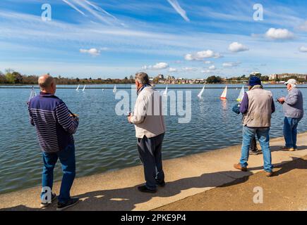 Poole, Dorset, UK. 7. April 2023 Wetter in Großbritannien: Fans von funkgesteuerten Booten fahren an einem schönen, warmen Osterfreitag in der 1-Meter-Klasse um den Poole Park See. Kredit: Carolyn Jenkins/Alamy Live News Stockfoto