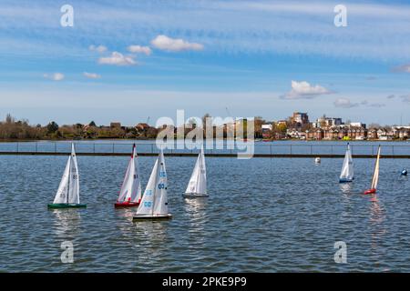 Poole, Dorset, UK. 7. April 2023 Wetter in Großbritannien: Fans von funkgesteuerten Booten fahren an einem schönen, warmen Osterfreitag in der 1-Meter-Klasse um den Poole Park See. Kredit: Carolyn Jenkins/Alamy Live News Stockfoto