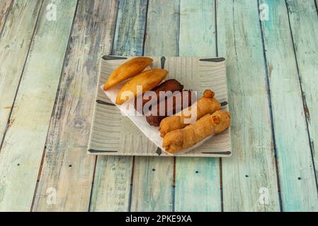 Vorspeisen aus einem venezolanischen Restaurant mit gerösteten Kroketten, Maisempanadas und teques gefüllt mit Handkäse Stockfoto