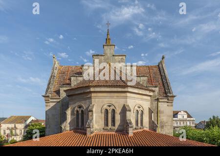 Die Fassade einer Kirche aus Stein und Ton in La Ramallosa, Pontevedra, Spanien an einem wunderschönen Sommertag mit klarem Himmel Stockfoto