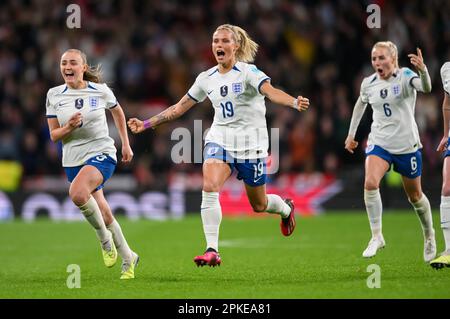 06. April 2023 - England gegen Brasilien - Women’s Finalissima - Wembley Stadium Rachel Daly und Georgia Stanway feiern England mit dem UEFA Women's Finalissima 2023 in Wembley, als sie Brasilien 4-2 auf den Elfmetern geschlagen haben. Bild : Mark Pain / Alamy Live News Stockfoto