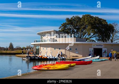 Poole, Dorset, UK. 7. April 2023 Britisches Wetter: Besucher genießen den Sonnenschein im Poole Park an einem herrlichen, warmen Osterfreitag. Kredit: Carolyn Jenkins/Alamy Live News Stockfoto