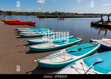 Poole, Dorset, UK. 7. April 2023 Britisches Wetter: Besucher genießen den Sonnenschein im Poole Park an einem herrlichen, warmen Osterfreitag. Kredit: Carolyn Jenkins/Alamy Live News Stockfoto