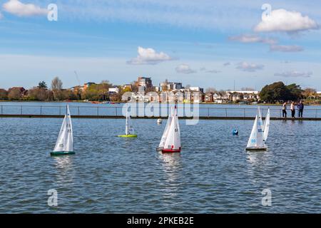 Poole, Dorset, UK. 7. April 2023 Wetter in Großbritannien: Fans von funkgesteuerten Booten fahren an einem schönen, warmen Osterfreitag in der 1-Meter-Klasse um den Poole Park See. Kredit: Carolyn Jenkins/Alamy Live News Stockfoto