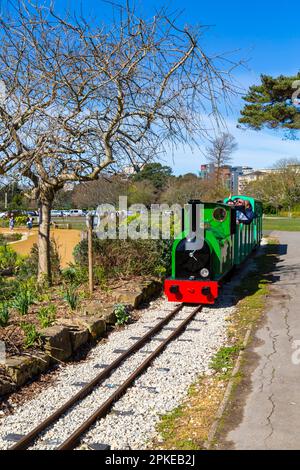 Poole, Dorset, Großbritannien. April 2023. Wetter in Großbritannien: Besucher genießen die Sonne bei einer Fahrt mit dem Landzug im Poole Park an einem schönen warmen, sonnigen Osterfreitag. Quelle: Carolyn Jenkins/Alamy Live News Stockfoto