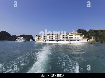 Halong Bucht, Vietnam. 28. Februar 2023. Ein Schiff segelt in der Halong-Bucht. Die Halong-Bucht (vietnamesisch: Vinh Ha Long) ist eine Fläche von etwa 1.500 Quadratkilometern im Golf von Tonkin in der Provinz Quang Ninh im Norden Vietnams. 1994 wurde die Bucht von der UNESCO zum Weltkulturerbe erklärt. Kredit: Alexandra Schuler/dpa/Alamy Live News Stockfoto