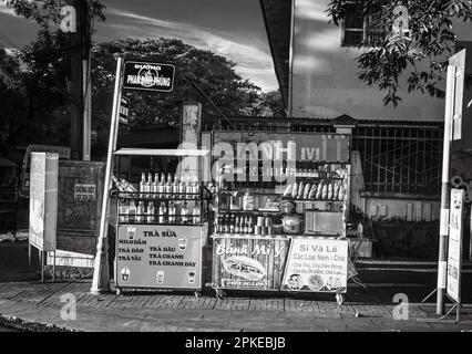 Straßenverkaufswagen mit traditionellen vietnamesischen Sandwiches, bekannt als „Banh mi“, und aromatisiertem Tee in Pleiku in Vietnam. Stockfoto