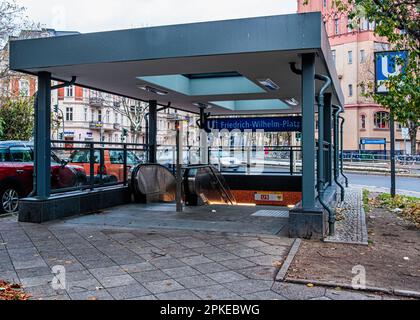 U-Bahn-Station Friedrich-Wilhelm-Platz der Linie U9 in Friedenau, Tempelhof-Schöneberg, Berlin Stockfoto